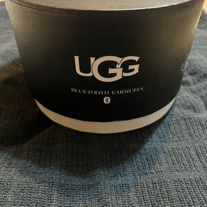 UGG Earmuffs with blue tooth not working I Lee I don’t know how to work it